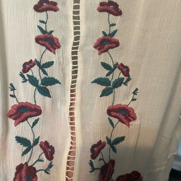 American Eagle top cold shoulder embroidered never worn medium smoke free - Picture 2 of 8